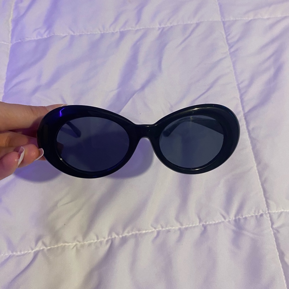 Black oval sunglasses